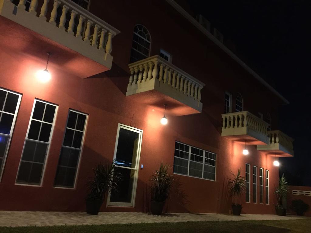 Montecristo Inn Piarco Экстерьер фото